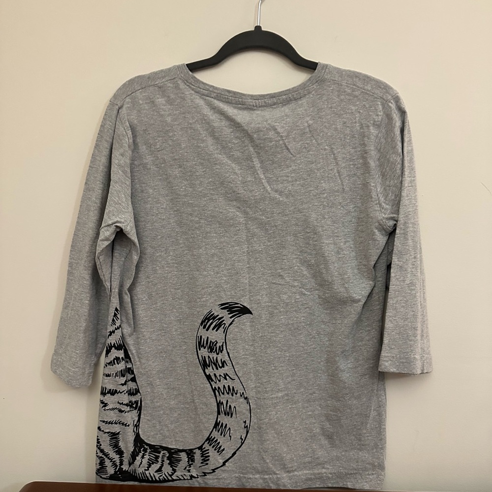Chic Gray Cat Graphic Tee - Picture 2 of 3